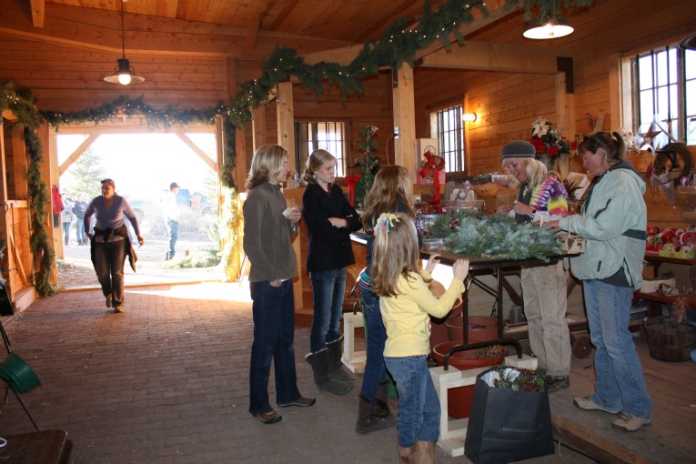 Christmas_Wreath_Decorating_Barn