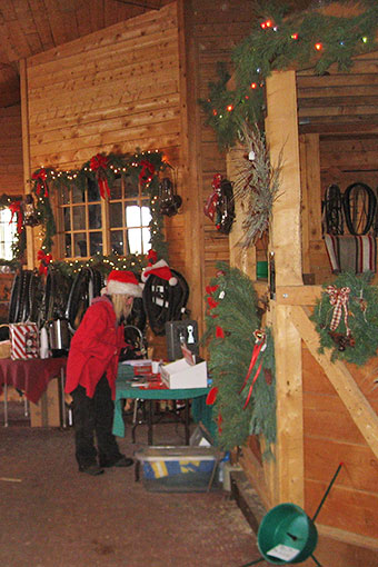 Christmas_Wreath_Decorating_Barn